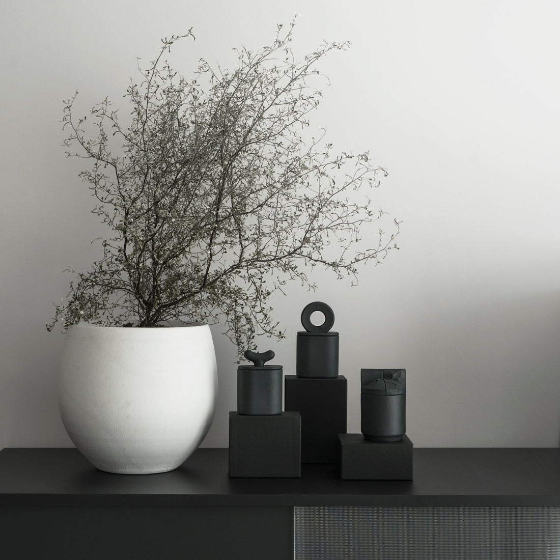 Akebia Graphite Black - Pojemnik z czarnej porcelany - Kyuka Design