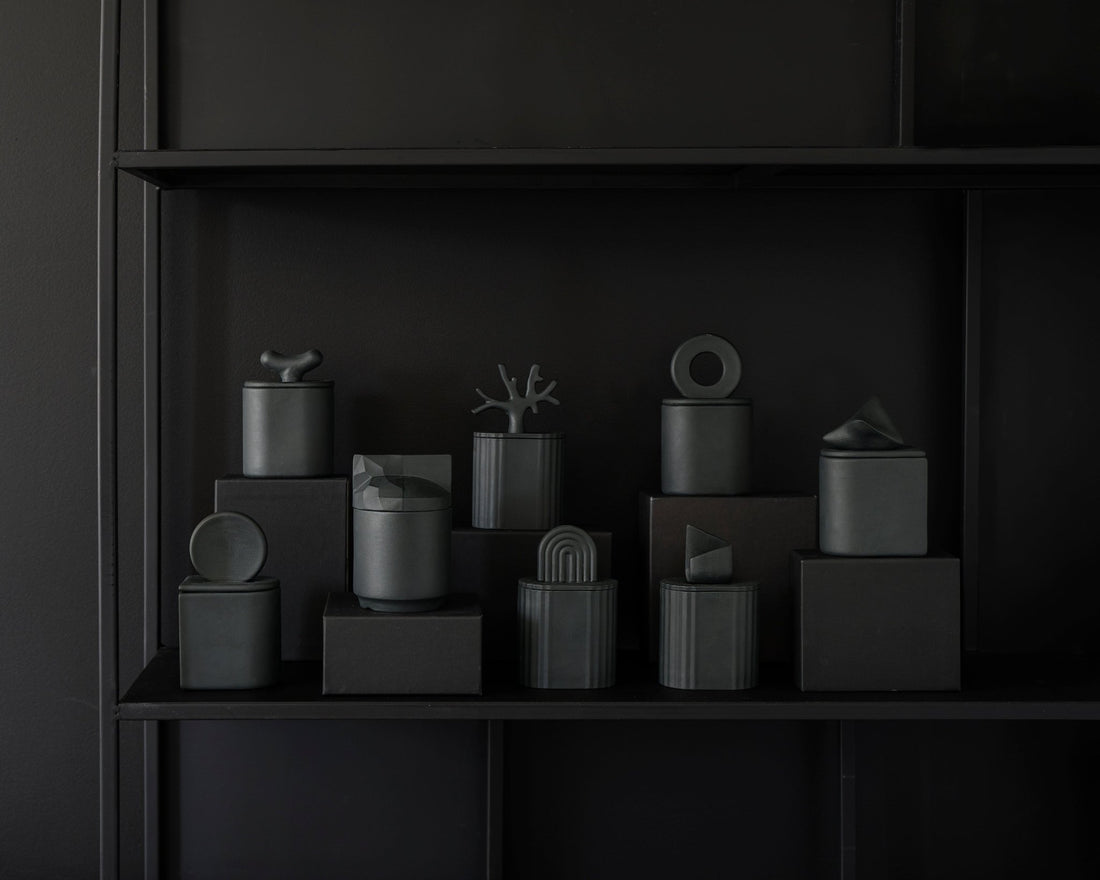 Akebia Graphite Black - świeca z czarnej porcelany - Kyuka Design